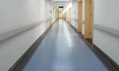 医院应该选PVC同质透心地板还是复合地板？